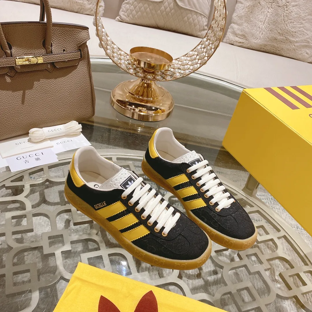 👟👟Ex-factory price 520👟👟Gucci&adidas joint limited edition couple's sneakers. A super nice joint casual sneaker with rich and bold colors! It showed everyone a completely different charm from the past! Combining retro style and youthful sports style to create a new aesthetic! Vitality yet stylish at the same time! ! Upper - made of cowhide, cowhide, cloth. Lining - sheepskin lining for foot pads. Sole - original open-molded beef tendon non-slip and wear-resistant outsole. Size: 35-47 (couple style)